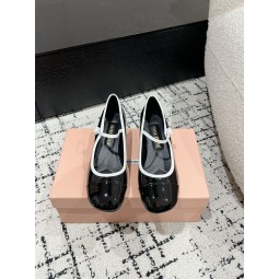 미우미우 플랫메리제인